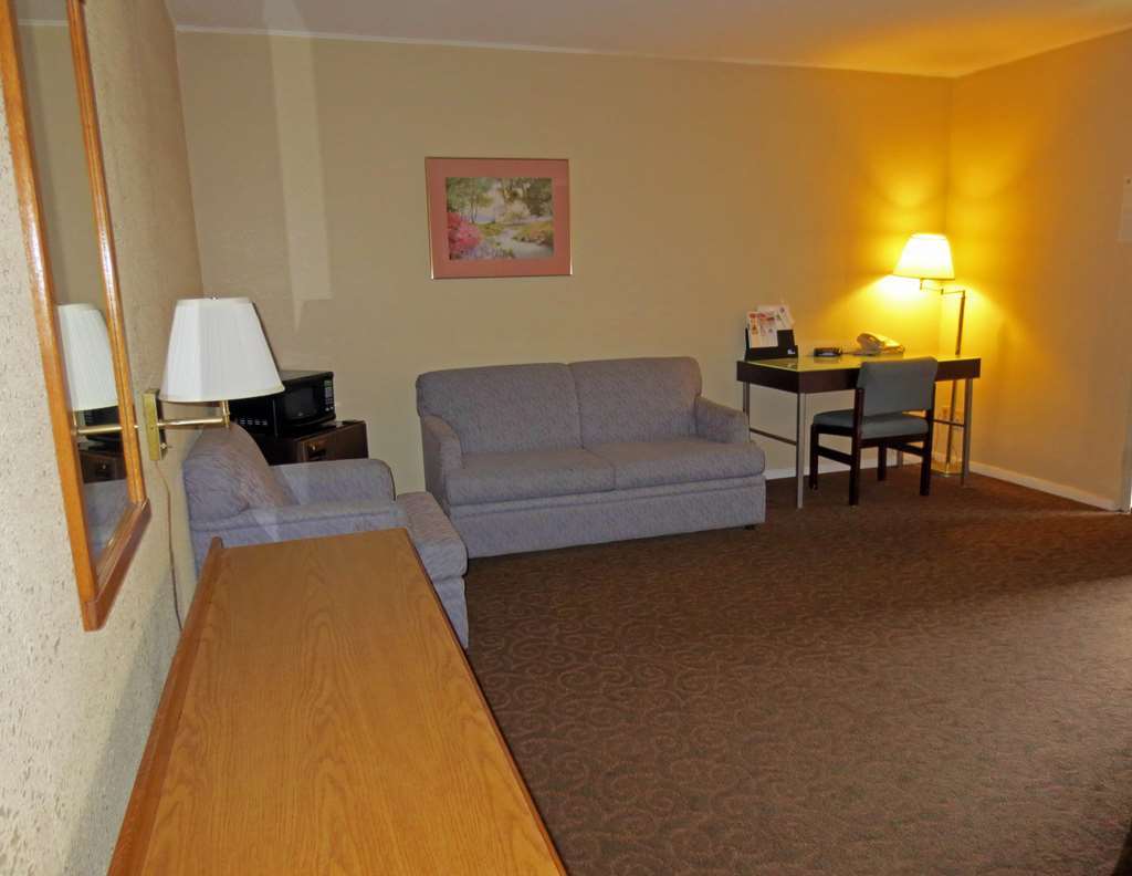 America'S Best Inn And Suites Emporia Room photo