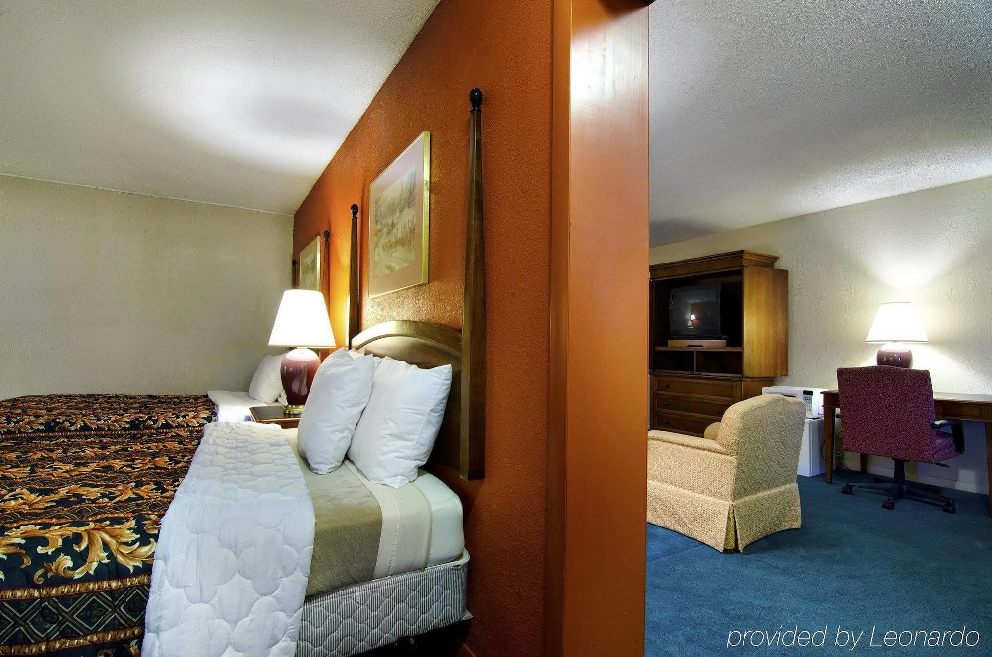 America'S Best Inn And Suites Emporia Exterior photo