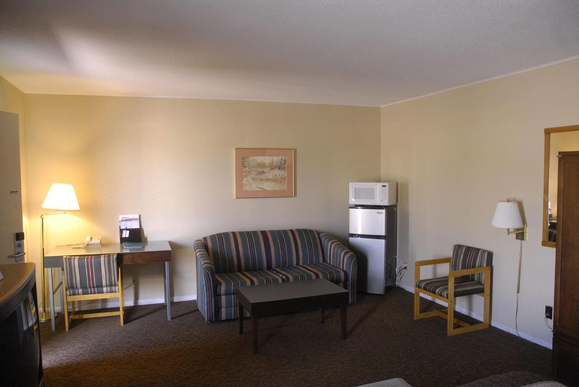 America'S Best Inn And Suites Emporia Exterior photo