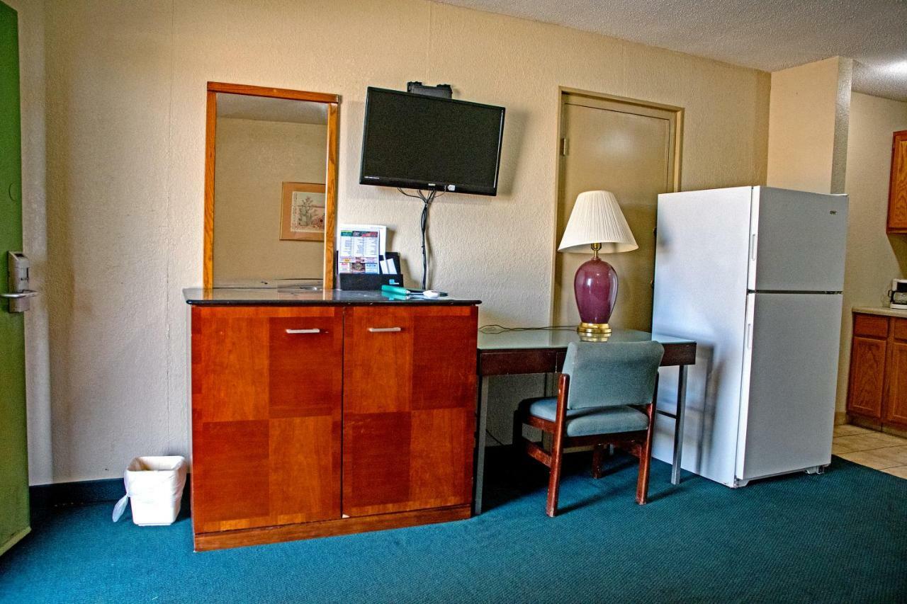 America'S Best Inn And Suites Emporia Exterior photo
